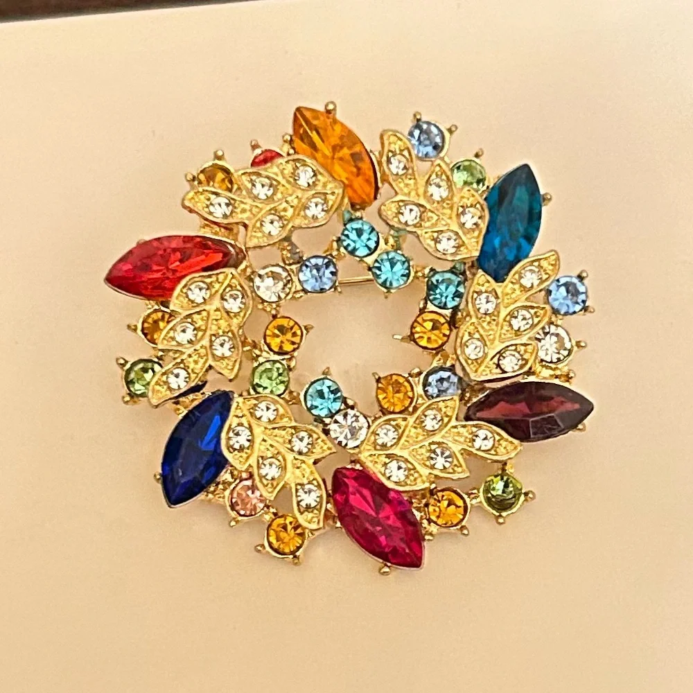 Multicolor Crystal Leaf Wreath Brooch Gold Tone & Rhinestone 2 Inches New - Picture 2 of 2